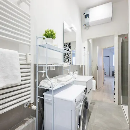 Guesthost - In One Apartament Parma