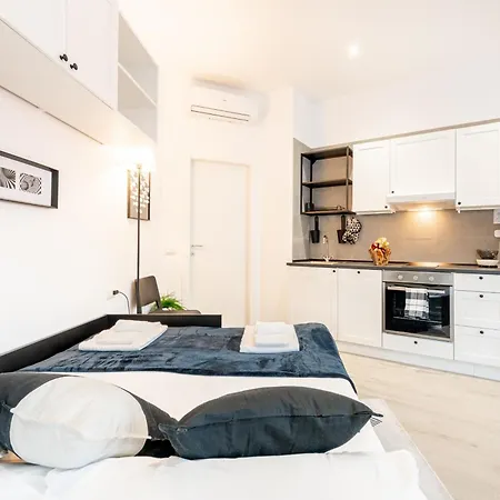 Guesthost - In One Apartment Parma