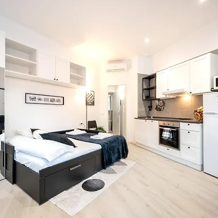 Guesthost - In One Apartment Parma