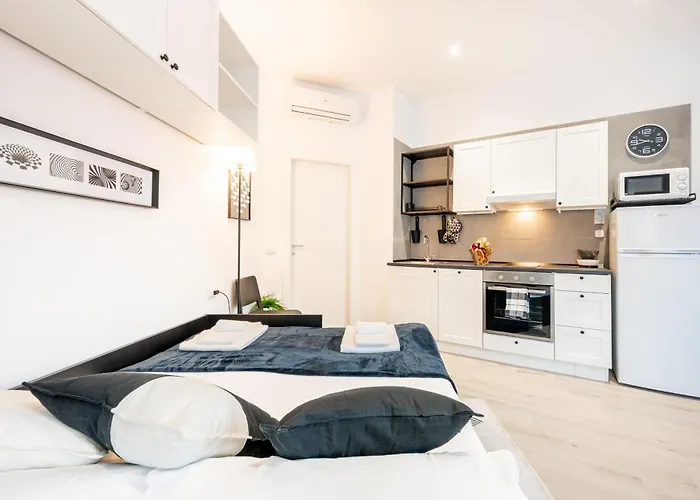 Guesthost - In One Apartment Parma